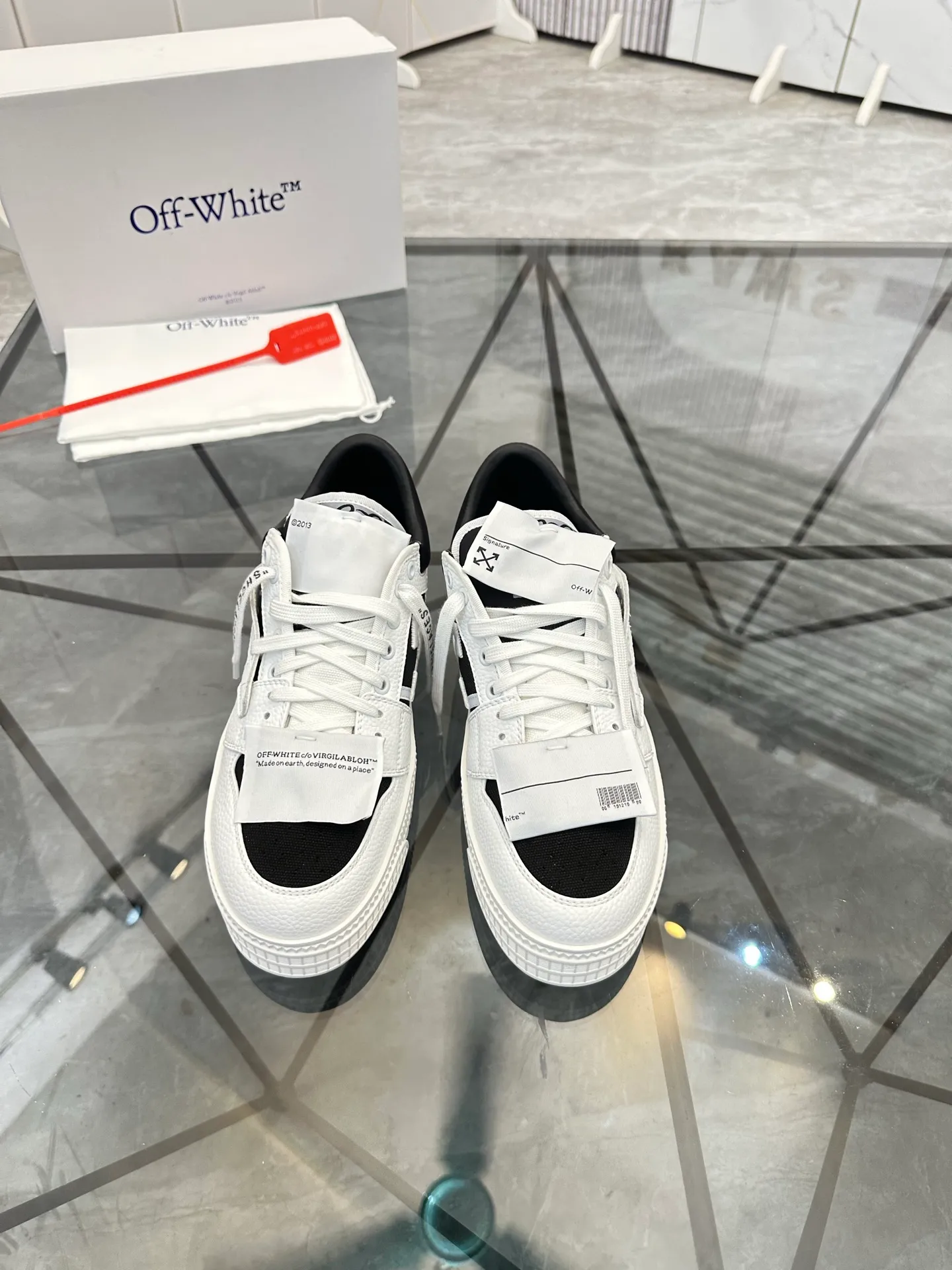 Selling men's shoes 💰: 💰P500¥ High-end top quality Product trademark: OFF WHITE *"OFF WHITE*" low-top casual shoes Regular size: 35-45 (can be customized to 46) Couple style Product materials: Upper imported first-layer cowhide stitched with original fabric, genuine leather lining, original outsole. No.: H203